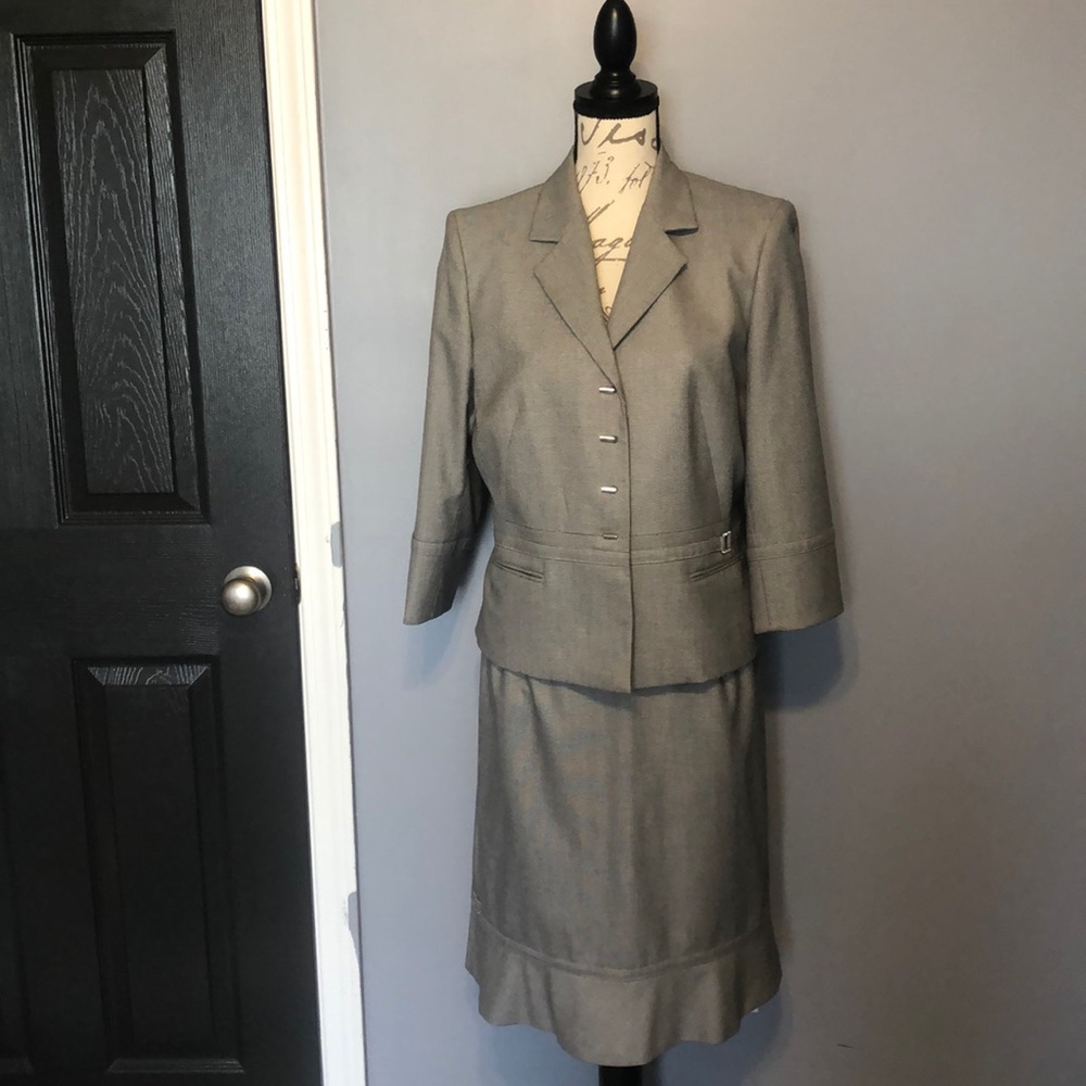 Skirt suit